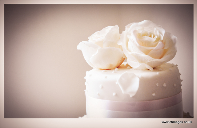 mitton hall clitheroe weddings 22 mitton-hall-wedding-photography-wedding-cake