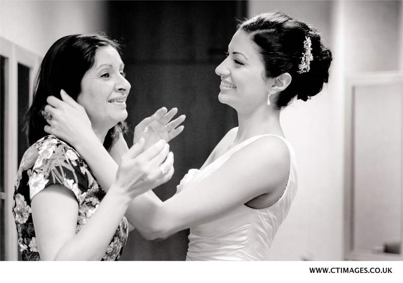 manchester-wedding-photography-bride-and-mum.jpg