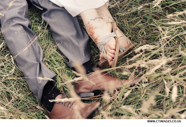 lancashire-wedding-photography-bride-wears-flipflops