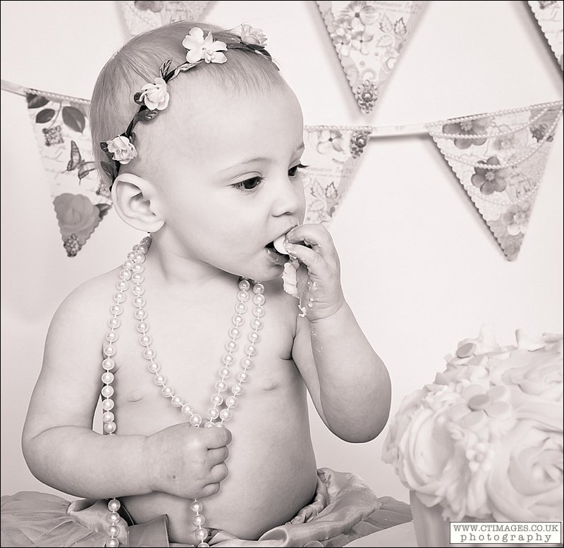 vintage cake smash, vintage baby photo, bunting,