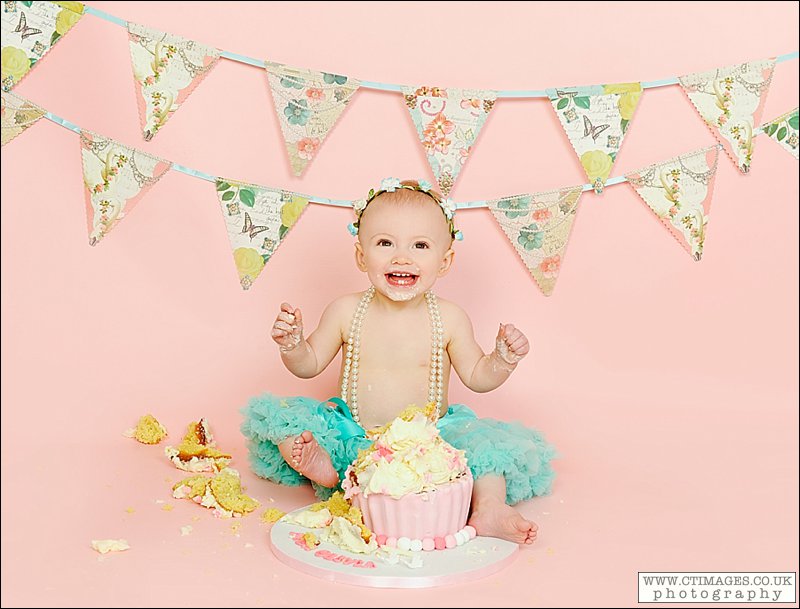 babys first birthday, cake smash photography, manchester cake smash photography, baby girl, giant cupcake,