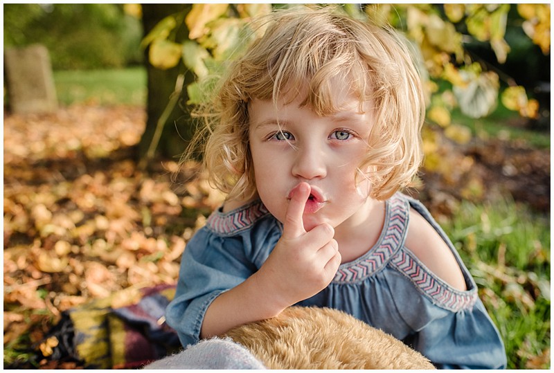 autumn photos,autumn with children,childhood,childrens outdoor pictures,childrens portraits,photographer,photography,seasonal portraits,