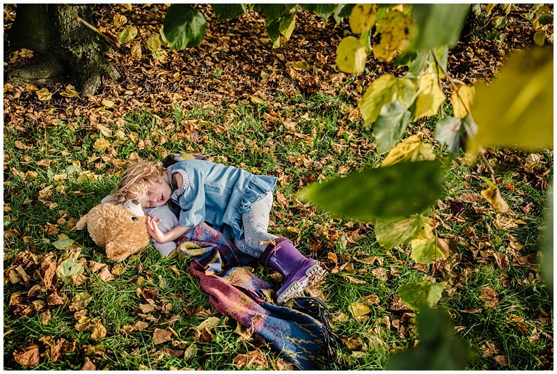 autumn photos,autumn with children,childhood,childrens outdoor pictures,childrens portraits,photographer,photography,seasonal portraits,