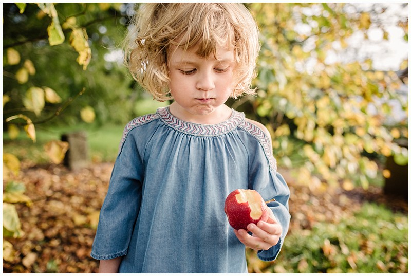 autumn photos,autumn with children,childhood,childrens outdoor pictures,childrens portraits,photographer,photography,seasonal portraits,