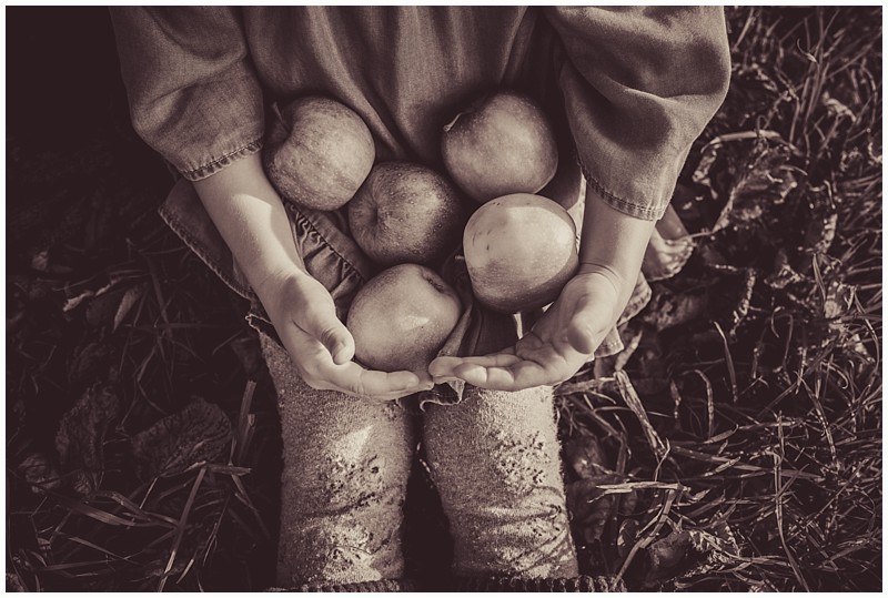 autumn photos,autumn with children,childhood,childrens outdoor pictures,childrens portraits,photographer,photography,seasonal portraits,