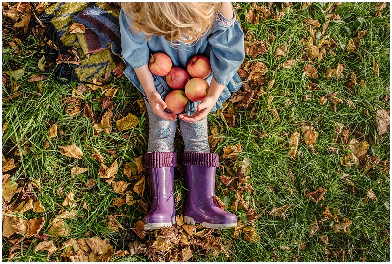 autumn photos,autumn with children,childhood,childrens outdoor pictures,childrens portraits,photographer,photography,seasonal portraits,