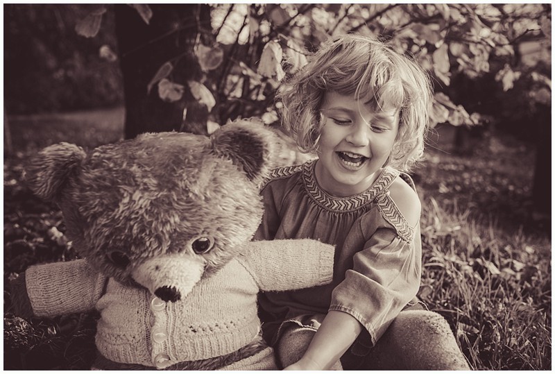 autumn photos,autumn with children,childhood,childrens outdoor pictures,childrens portraits,photographer,photography,seasonal portraits,