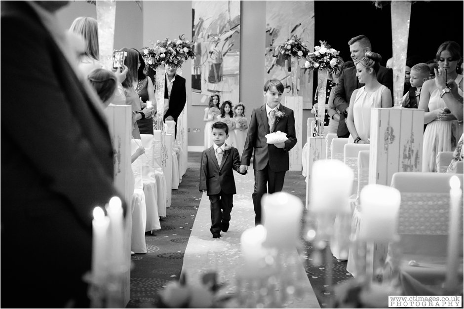 lowry-hotel-manchester-wedding-photographer-weddings-female-photography-creative-photographers_0026.jpg