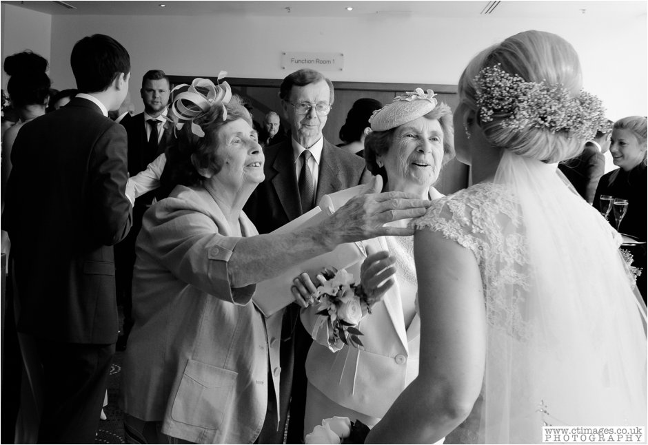 lowry-hotel-manchester-wedding-photographer-weddings-female-photography-creative-photographers_0035.jpg