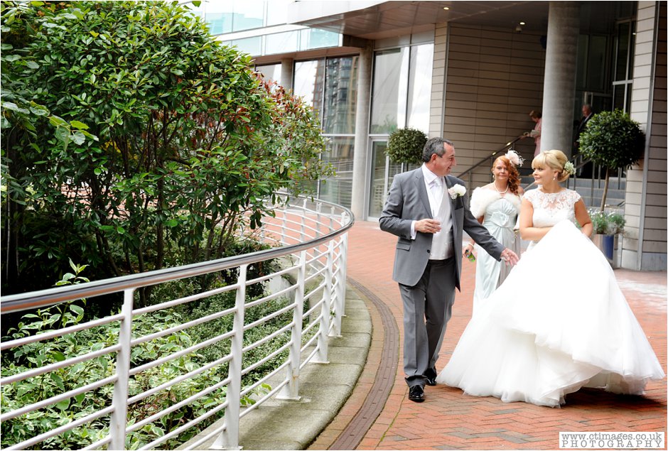 lowry-hotel-manchester-wedding-photographer-weddings-female-photography-creative-photographers_0038.jpg