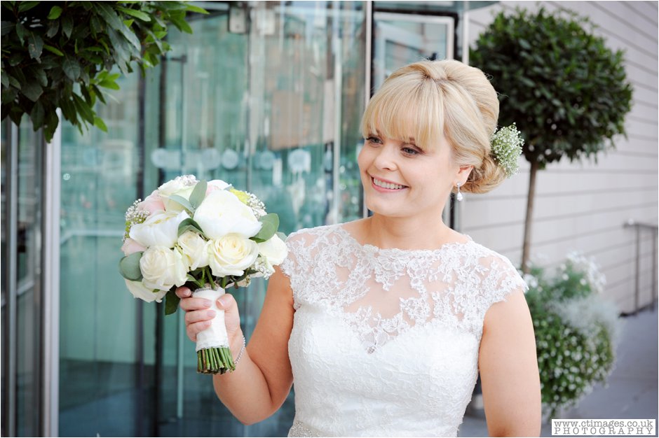 lowry-hotel-manchester-wedding-photographer-weddings-female-photography-creative-photographers_0047.jpg