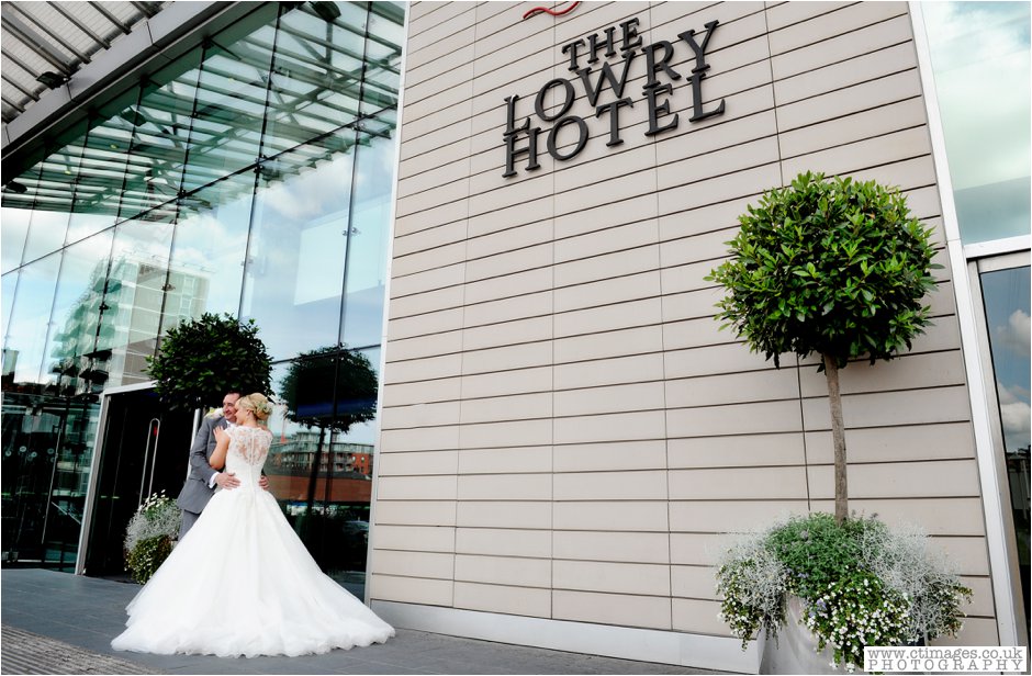 lowry-hotel-manchester-wedding-photographer-weddings-female-photography-creative-photographers_0061.jpg