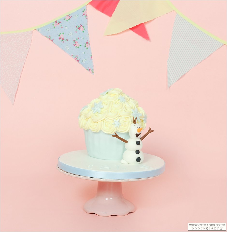 giant frozen cupcake with olaf